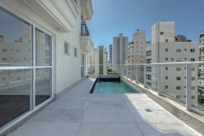 Apartamento diferenciado com terraço e piscina privativa